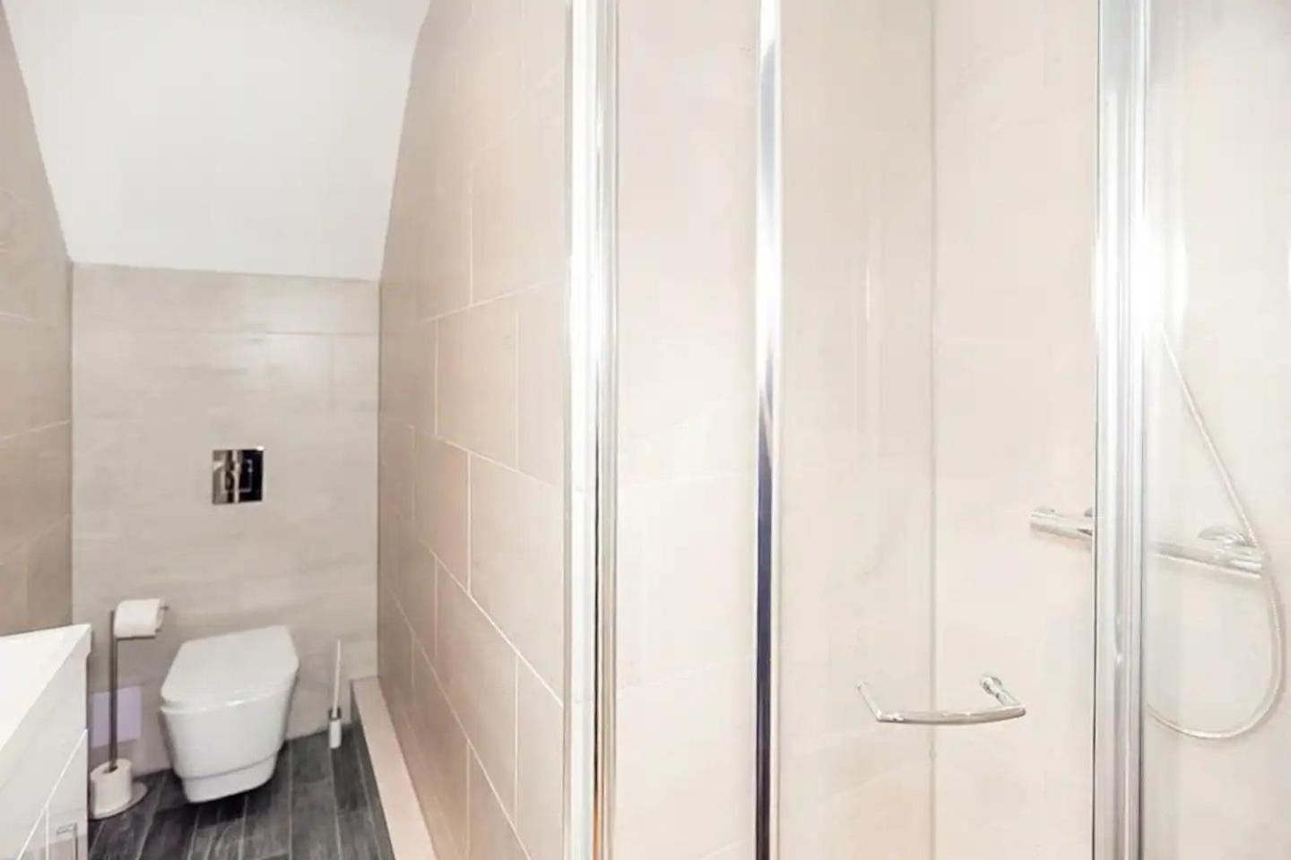 Apartment Ensuite Stylish - 3 Min To Trains - Pass The Keys *