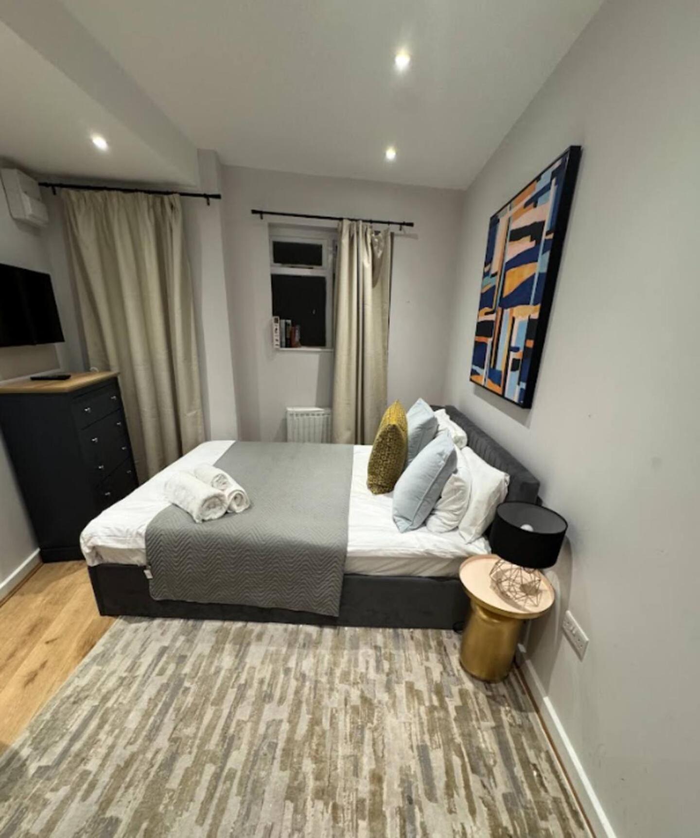 Ensuite Stylish - 3 Min To Trains - Pass The Keys * London