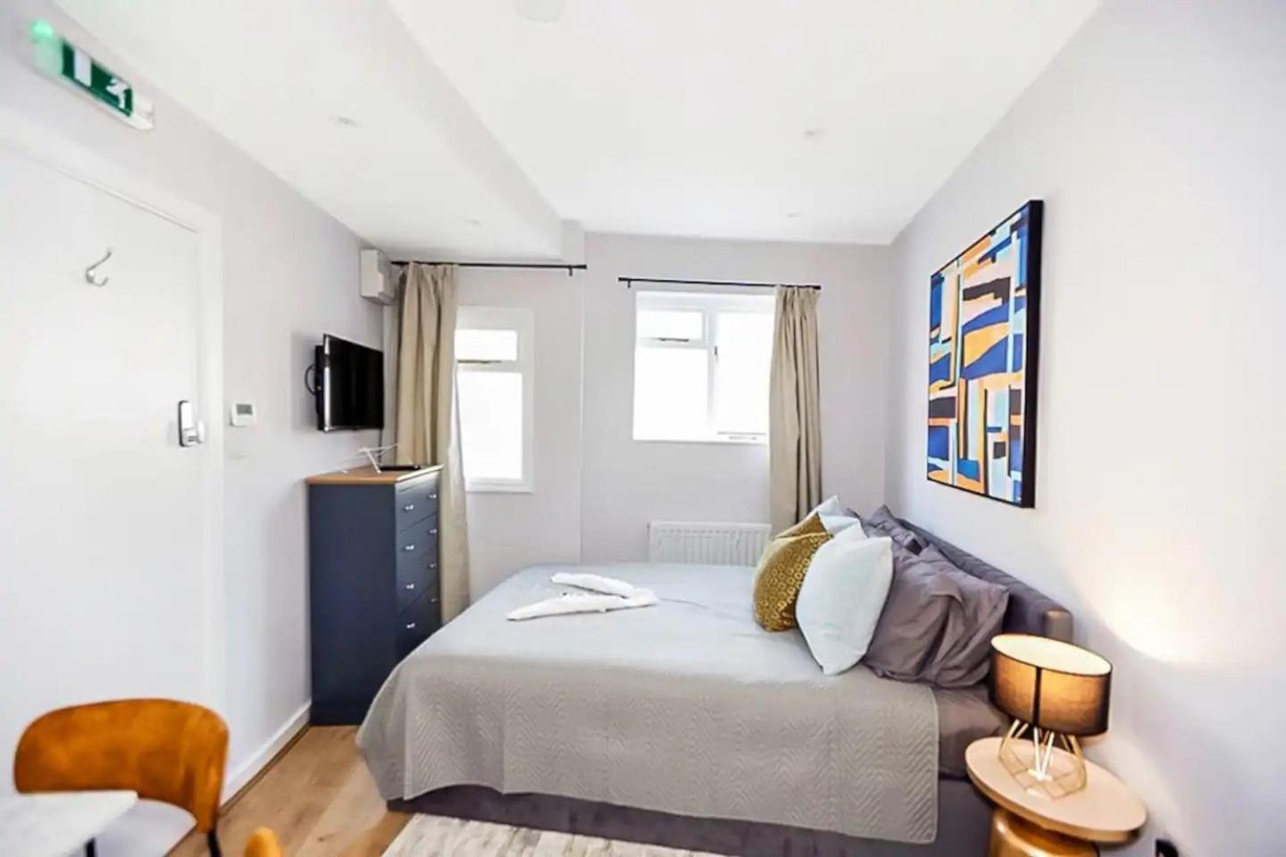 Ensuite Stylish - 3 Min To Trains - Pass The Keys Londra